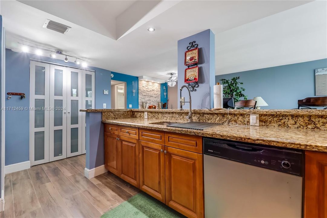 For Sale: $335,000 (2 beds, 2 baths, 1130 Square Feet)