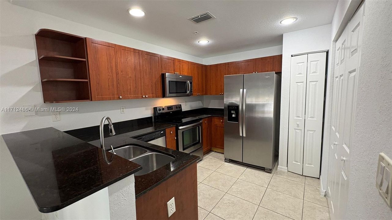 For Rent: $2,600 (2 beds, 2 baths, 1123 Square Feet)