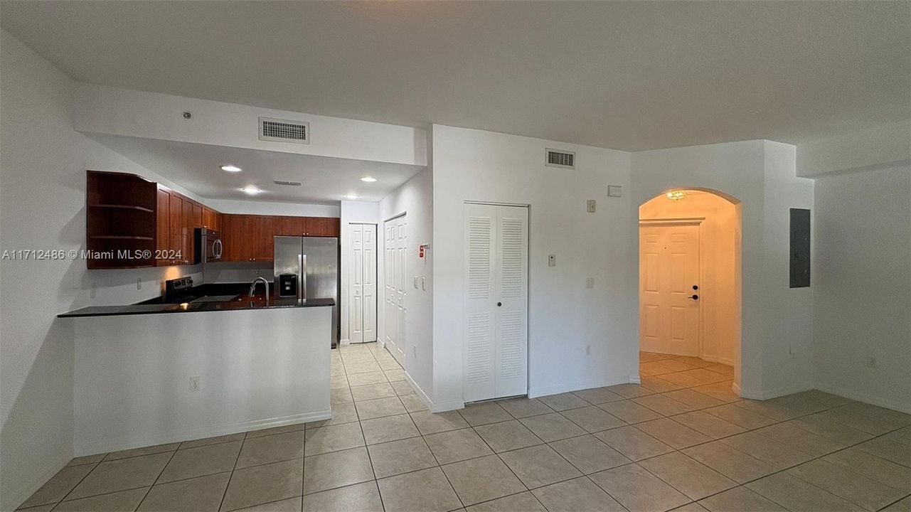 For Rent: $2,600 (2 beds, 2 baths, 1123 Square Feet)