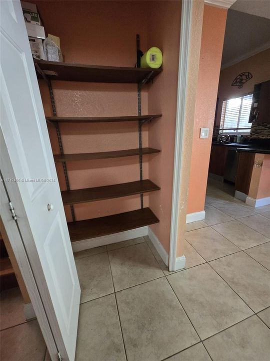 CLOSET/PANTRY