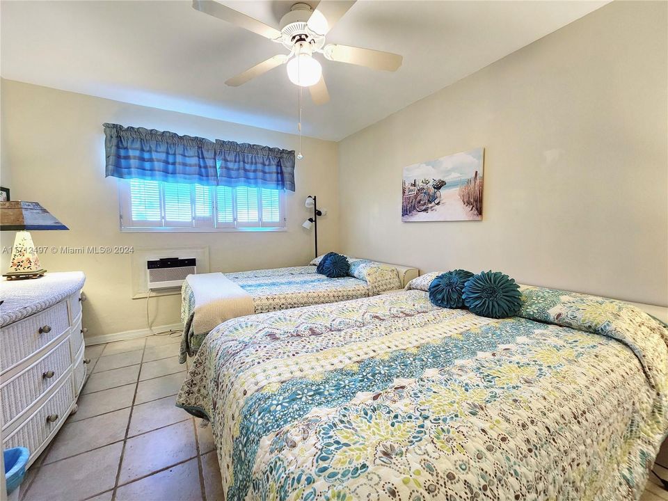 For Sale: $325,000 (1 beds, 1 baths, 542 Square Feet)