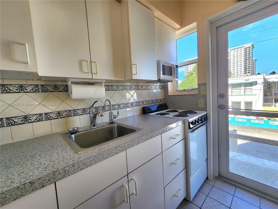 For Sale: $325,000 (1 beds, 1 baths, 542 Square Feet)