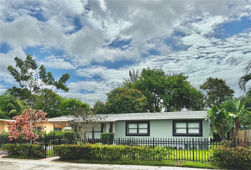 For Sale: $430,000 (3 beds, 1 baths, 925 Square Feet)