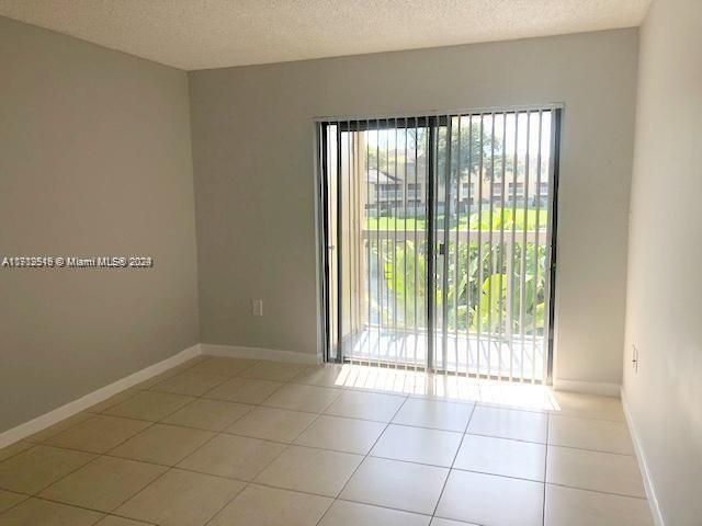 For Sale: $215,000 (1 beds, 1 baths, 702 Square Feet)