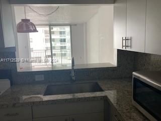 For Sale: $530,000 (1 beds, 1 baths, 654 Square Feet)