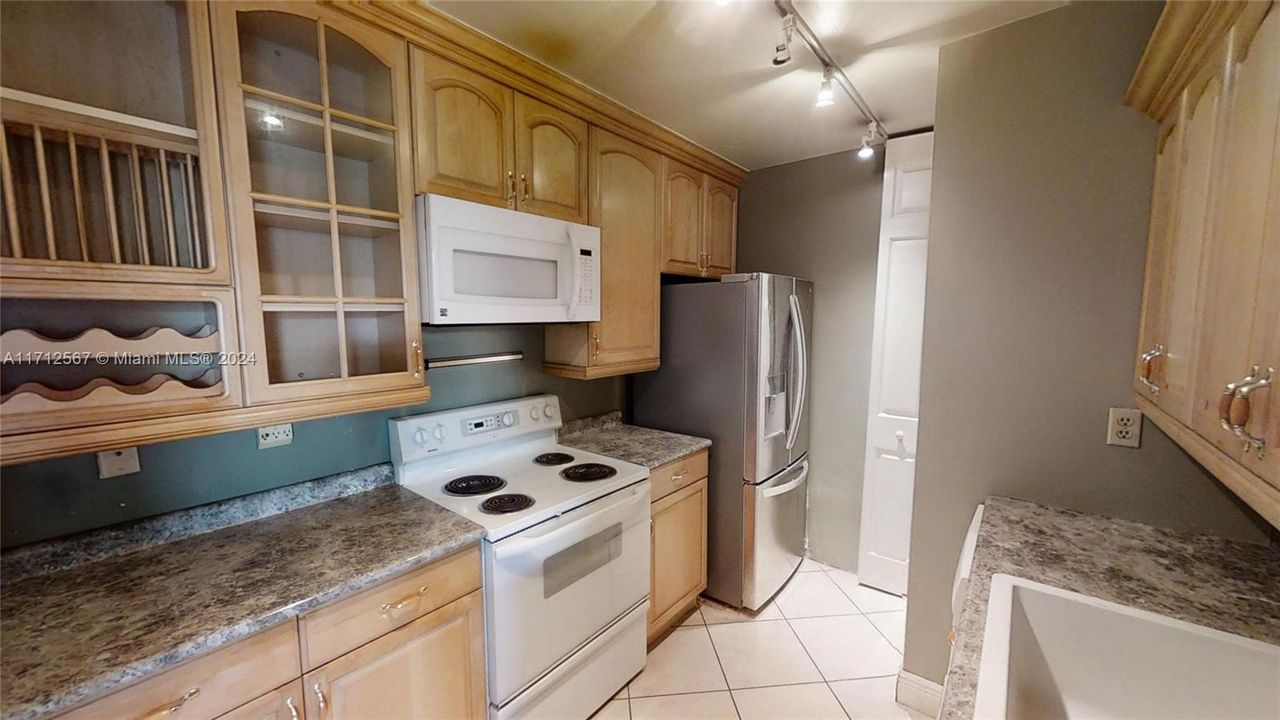 For Sale: $485,000 (2 beds, 2 baths, 995 Square Feet)