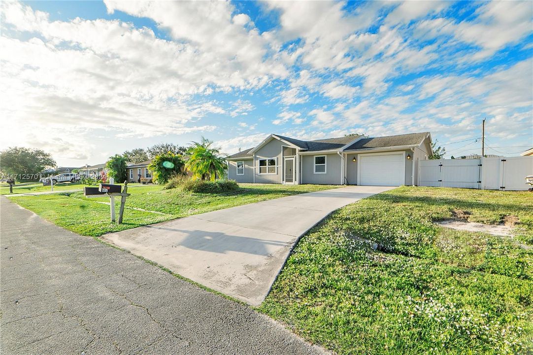 For Sale: $325,000 (3 beds, 2 baths, 1052 Square Feet)