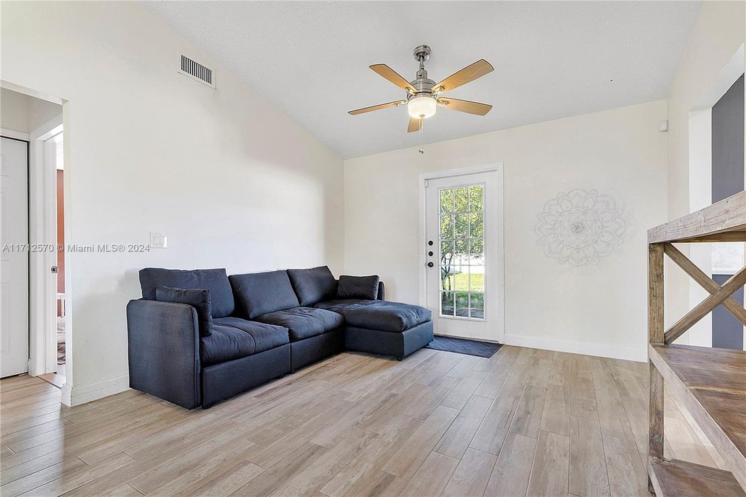 For Sale: $325,000 (3 beds, 2 baths, 1052 Square Feet)