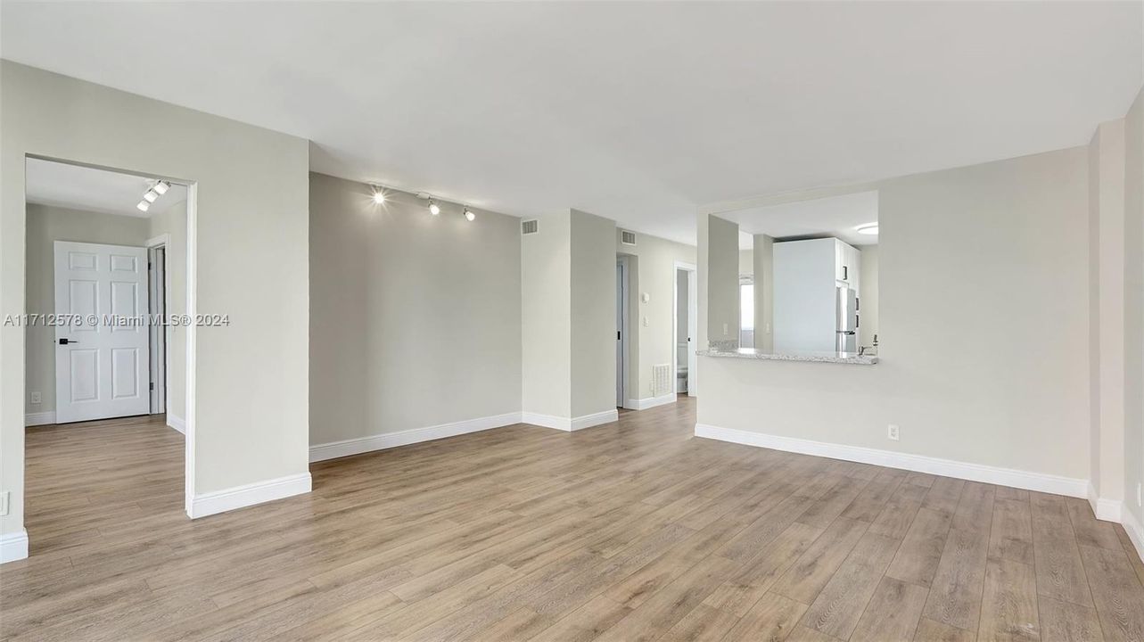 For Sale: $399,000 (1 beds, 1 baths, 1103 Square Feet)