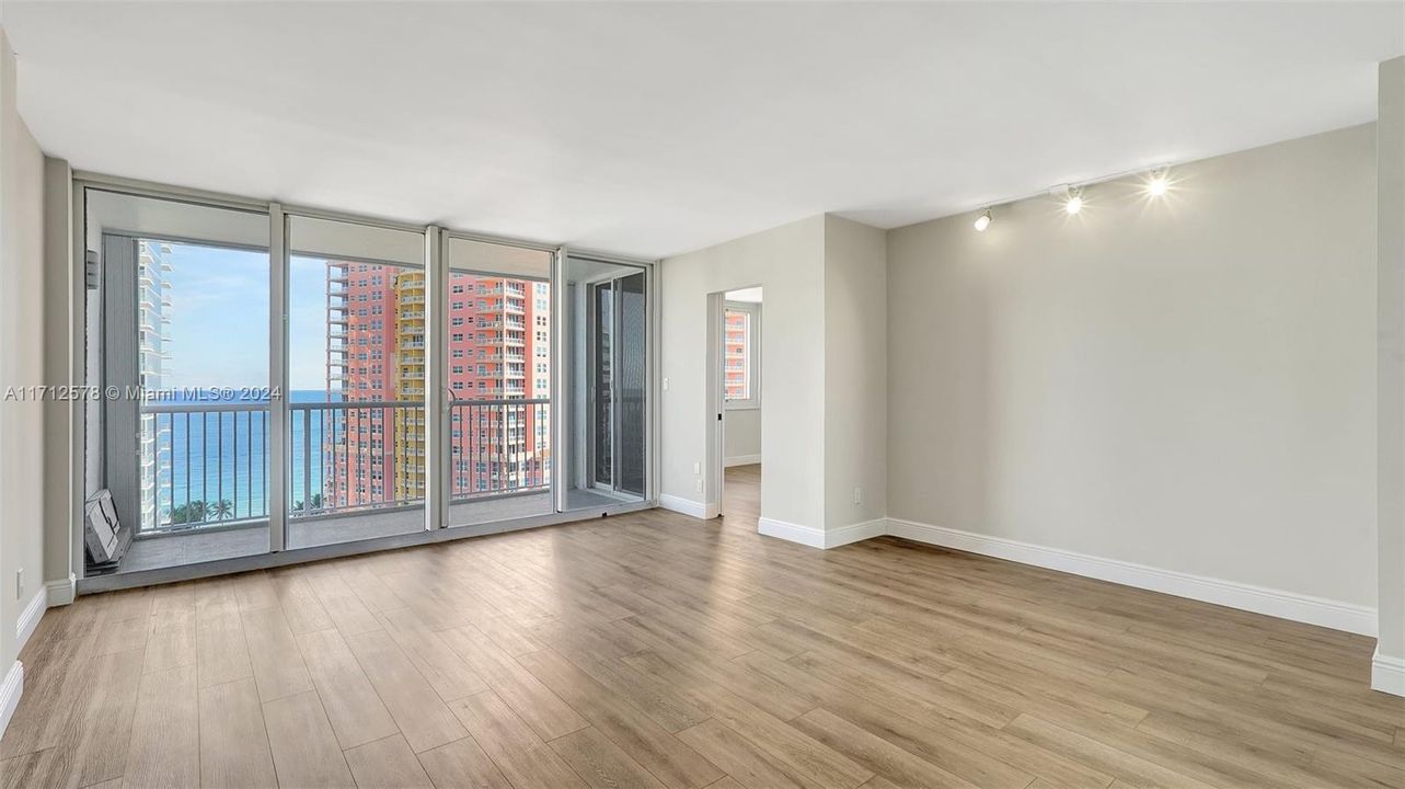 For Sale: $399,000 (1 beds, 1 baths, 1103 Square Feet)