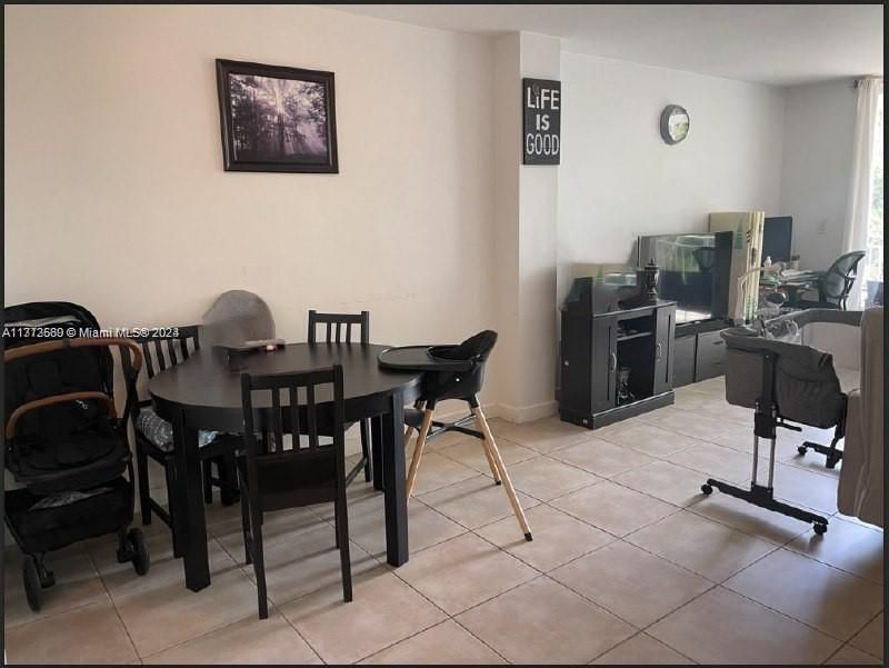 For Sale: $360,000 (1 beds, 1 baths, 723 Square Feet)