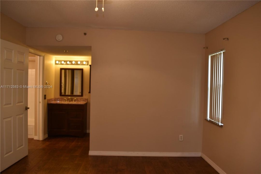 For Rent: $2,050 (2 beds, 1 baths, 1015 Square Feet)