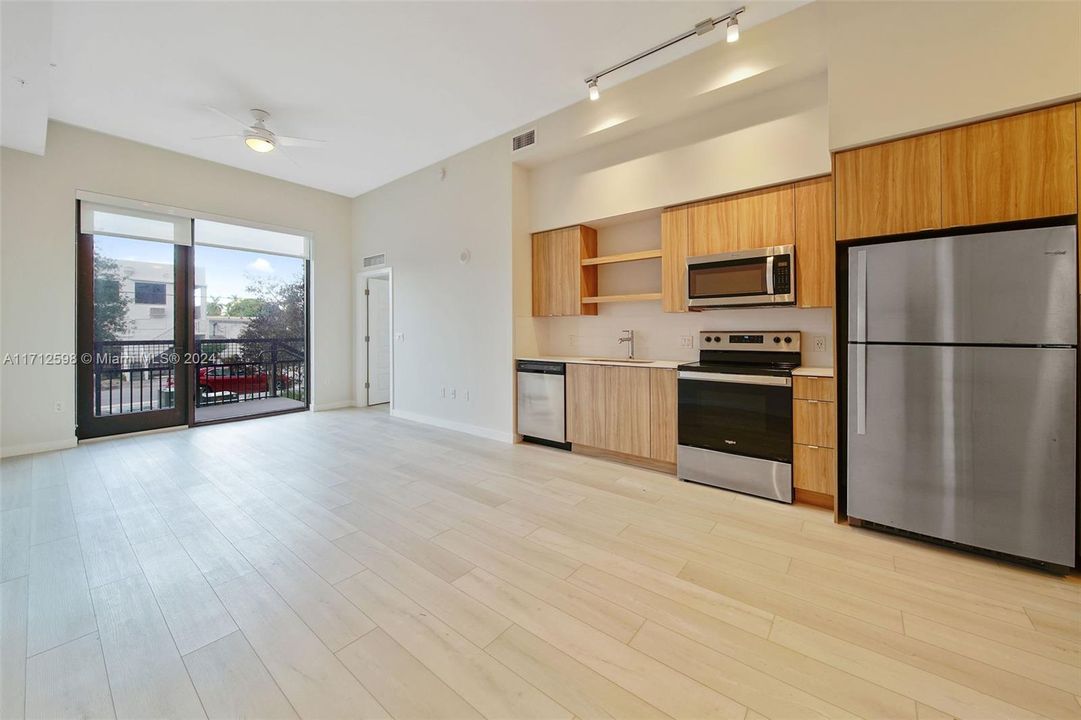 For Rent: $2,250 (1 beds, 1 baths, 768 Square Feet)