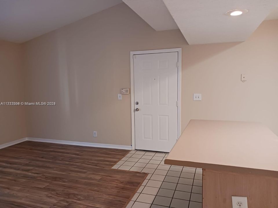 For Sale: $187,000 (1 beds, 1 baths, 633 Square Feet)