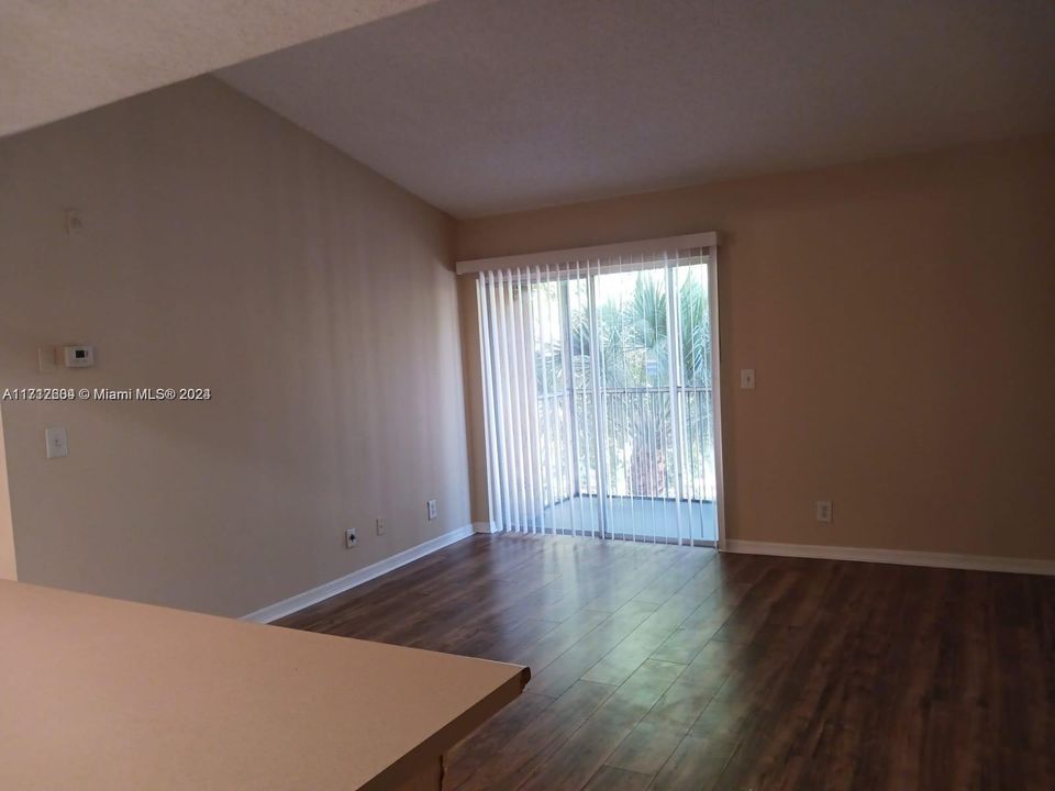 For Sale: $187,000 (1 beds, 1 baths, 633 Square Feet)