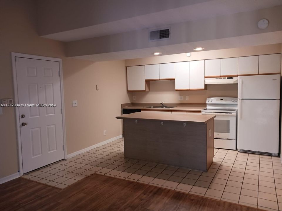 For Sale: $187,000 (1 beds, 1 baths, 633 Square Feet)