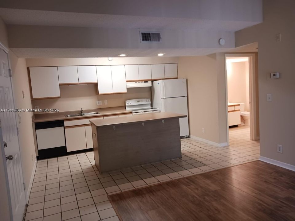 For Sale: $187,000 (1 beds, 1 baths, 633 Square Feet)