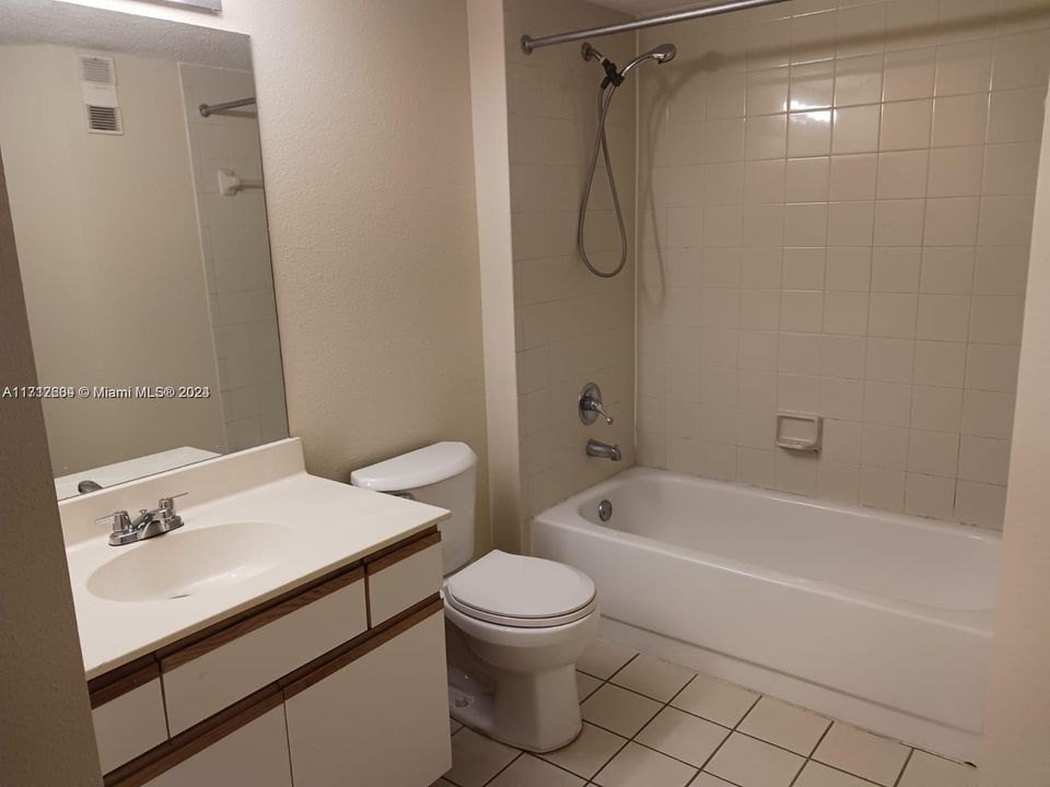 For Sale: $187,000 (1 beds, 1 baths, 633 Square Feet)