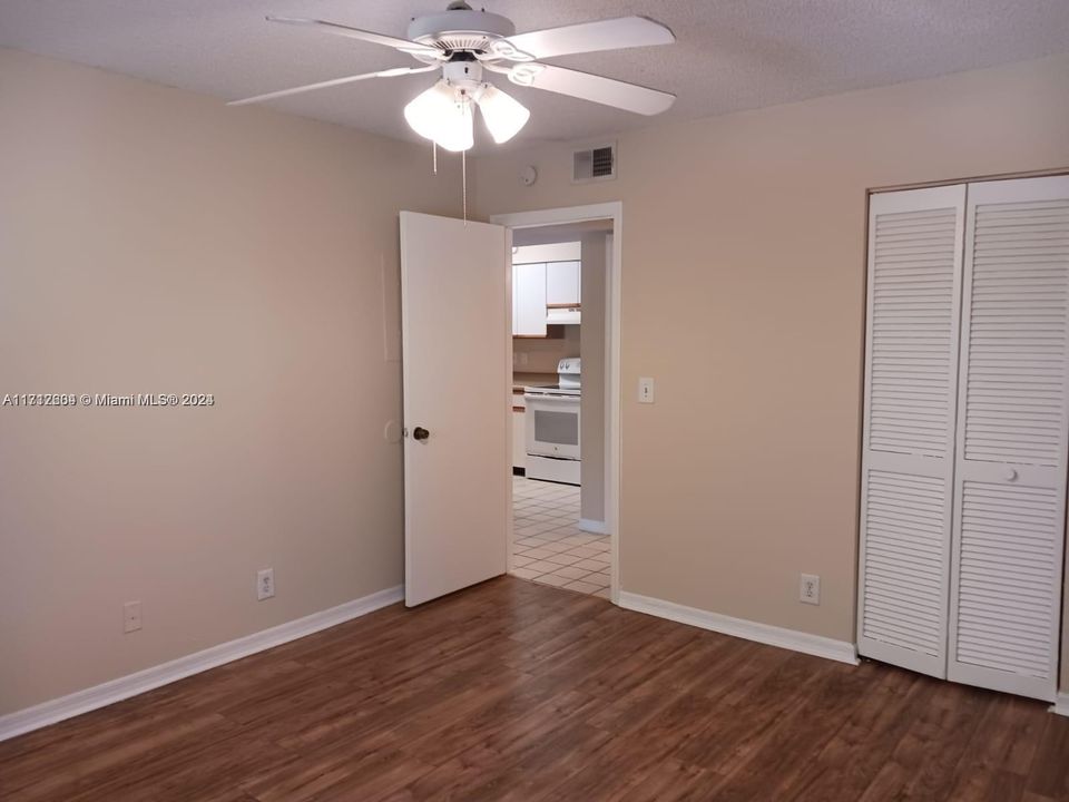 For Sale: $187,000 (1 beds, 1 baths, 633 Square Feet)