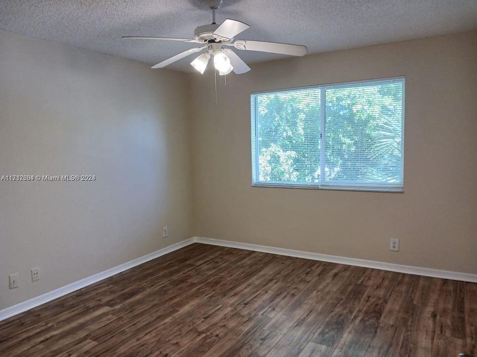 For Sale: $187,000 (1 beds, 1 baths, 633 Square Feet)