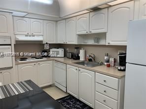 For Sale: $390,000 (1 beds, 1 baths, 905 Square Feet)