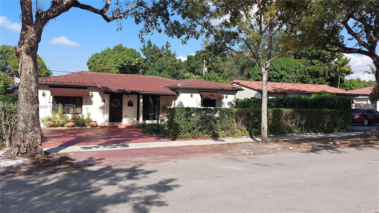 For Sale: $879,000 (3 beds, 2 baths, 1583 Square Feet)