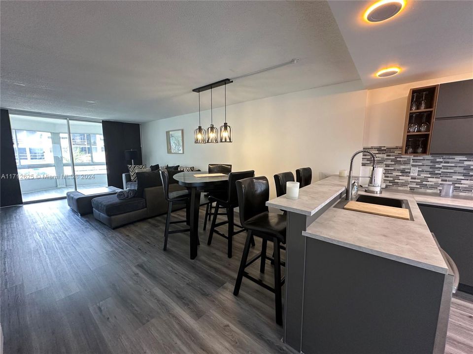 For Sale: $245,000 (2 beds, 2 baths, 970 Square Feet)