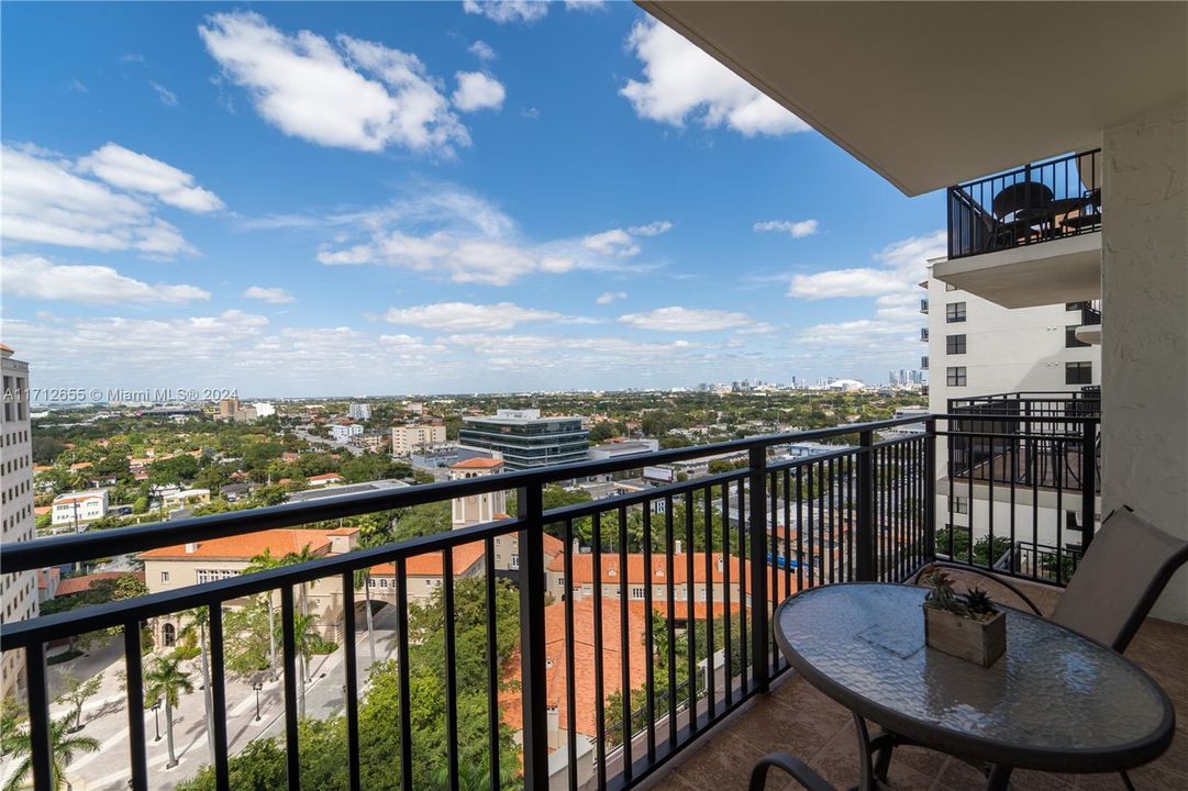 For Sale: $389,000 (1 beds, 1 baths, 728 Square Feet)