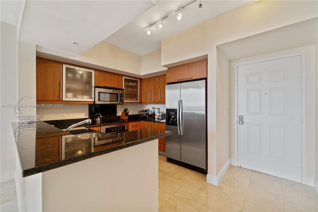 For Sale: $389,000 (1 beds, 1 baths, 728 Square Feet)