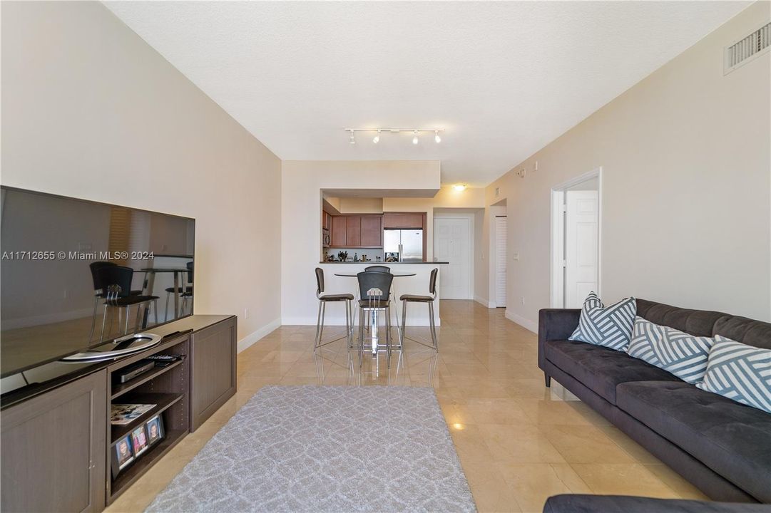 For Sale: $389,000 (1 beds, 1 baths, 728 Square Feet)