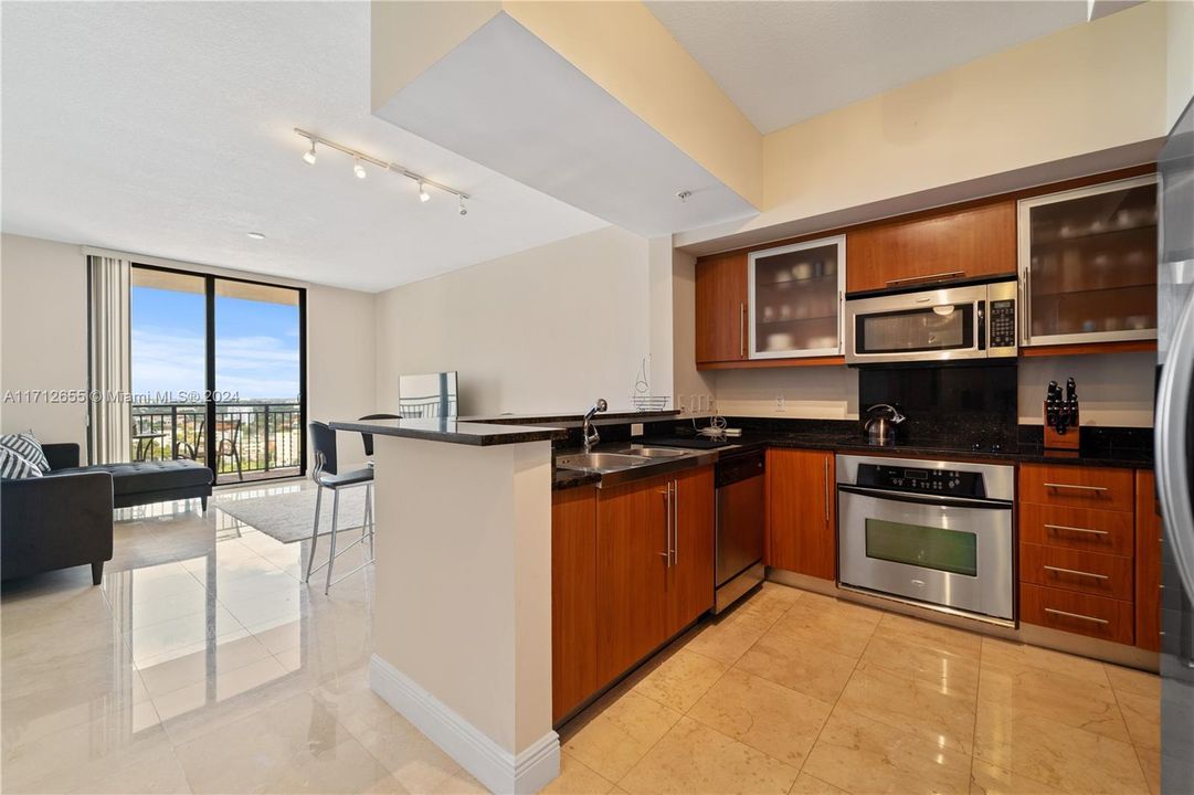 For Sale: $389,000 (1 beds, 1 baths, 728 Square Feet)