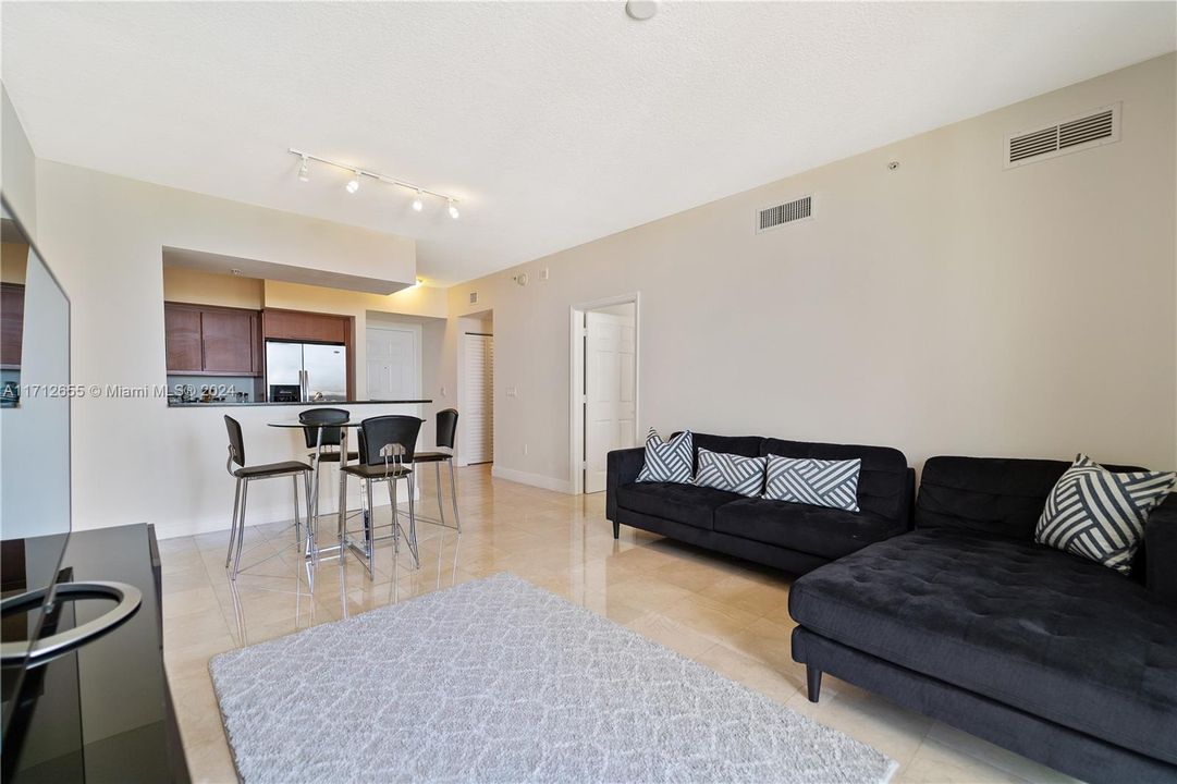 For Sale: $389,000 (1 beds, 1 baths, 728 Square Feet)