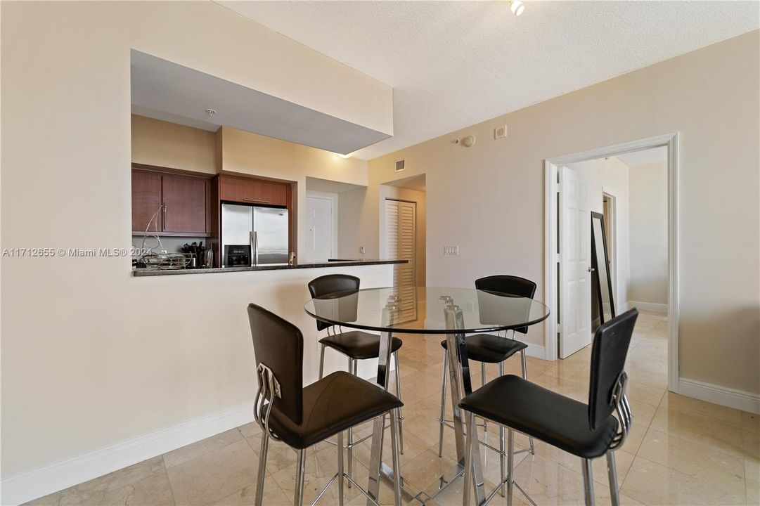 For Sale: $389,000 (1 beds, 1 baths, 728 Square Feet)