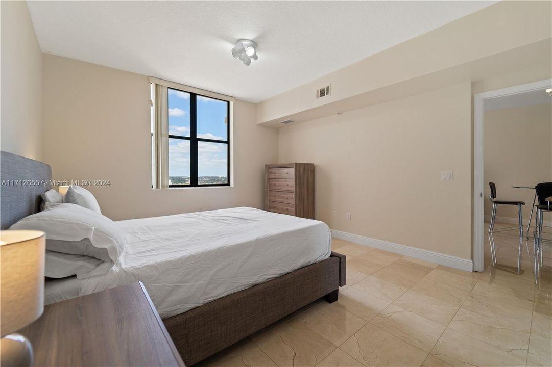 For Sale: $389,000 (1 beds, 1 baths, 728 Square Feet)