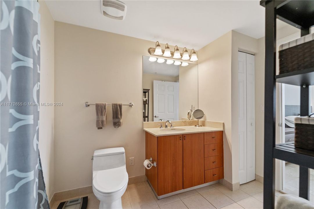 For Sale: $389,000 (1 beds, 1 baths, 728 Square Feet)