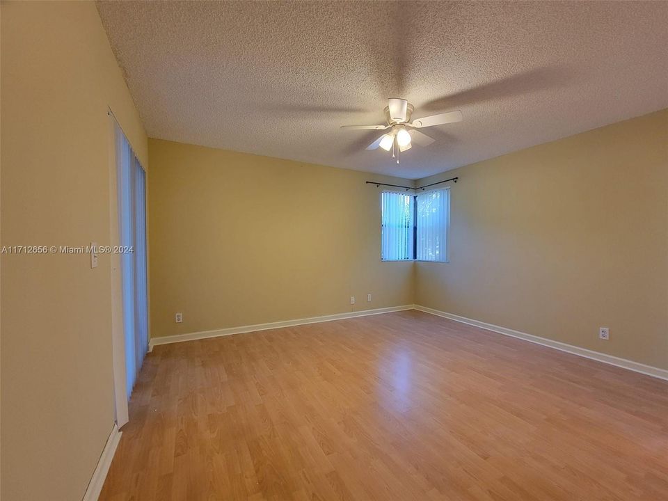 For Sale: $265,000 (2 beds, 2 baths, 950 Square Feet)