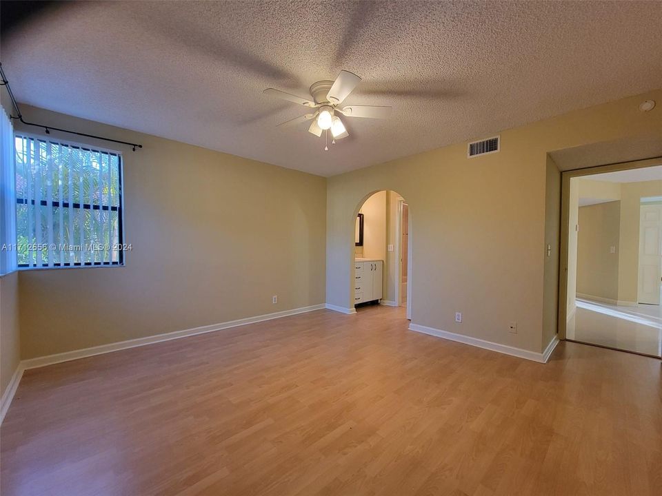 For Sale: $265,000 (2 beds, 2 baths, 950 Square Feet)