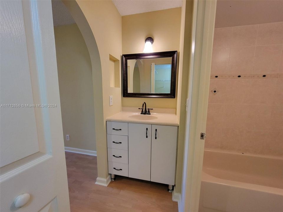 For Sale: $265,000 (2 beds, 2 baths, 950 Square Feet)