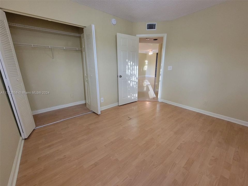 For Sale: $265,000 (2 beds, 2 baths, 950 Square Feet)