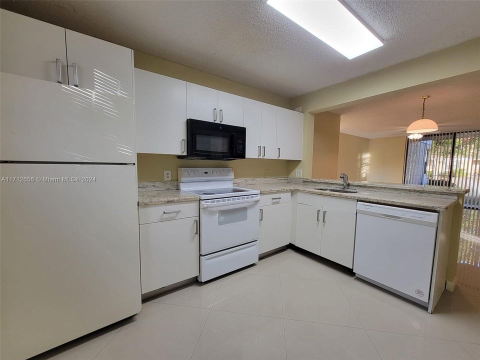 For Sale: $265,000 (2 beds, 2 baths, 950 Square Feet)