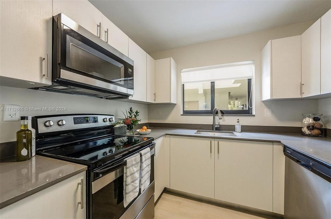 For Rent: $3,500 (2 beds, 2 baths, 975 Square Feet)