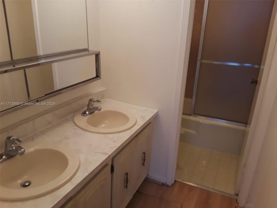 For Sale: $345,000 (1 beds, 1 baths, 812 Square Feet)