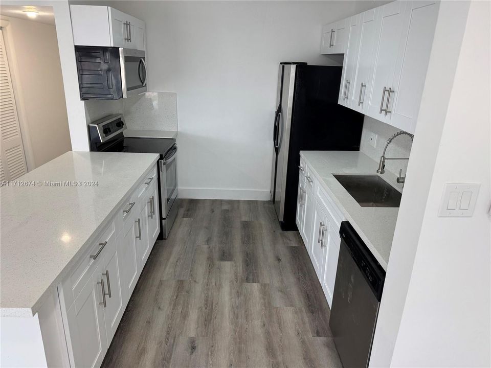 For Sale: $290,000 (2 beds, 2 baths, 1100 Square Feet)