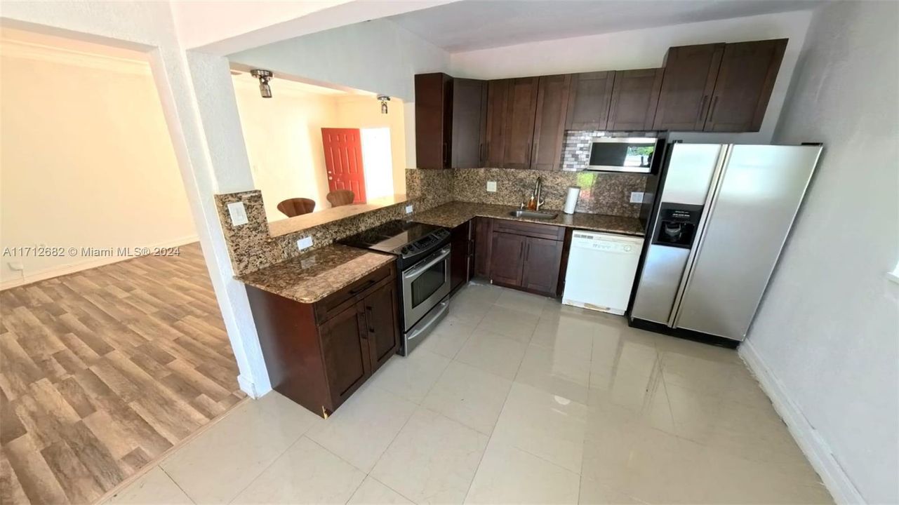 En Venta: $895,000 (3 camas, 3 baños, 1800 Pies cuadrados)