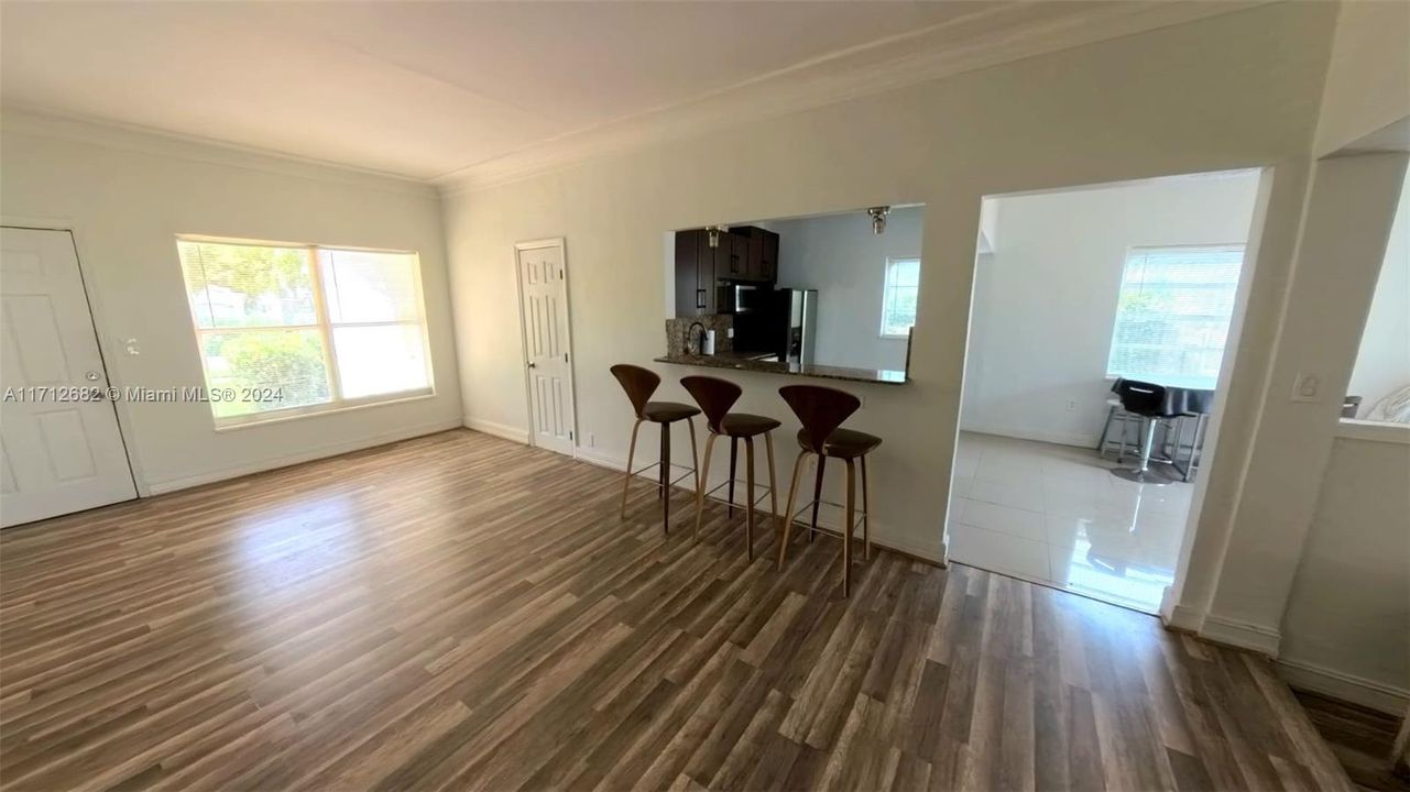 En Venta: $895,000 (3 camas, 3 baños, 1800 Pies cuadrados)