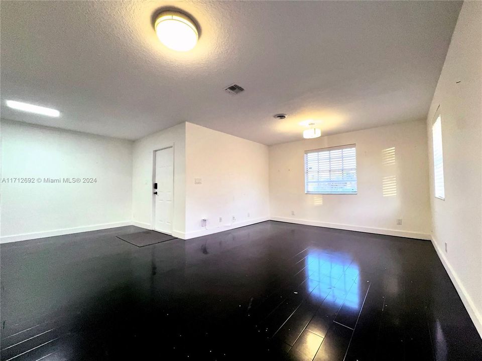 For Rent: $3,850 (4 beds, 2 baths, 1498 Square Feet)