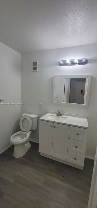 For Rent: $1,700 (1 beds, 1 baths, 834 Square Feet)