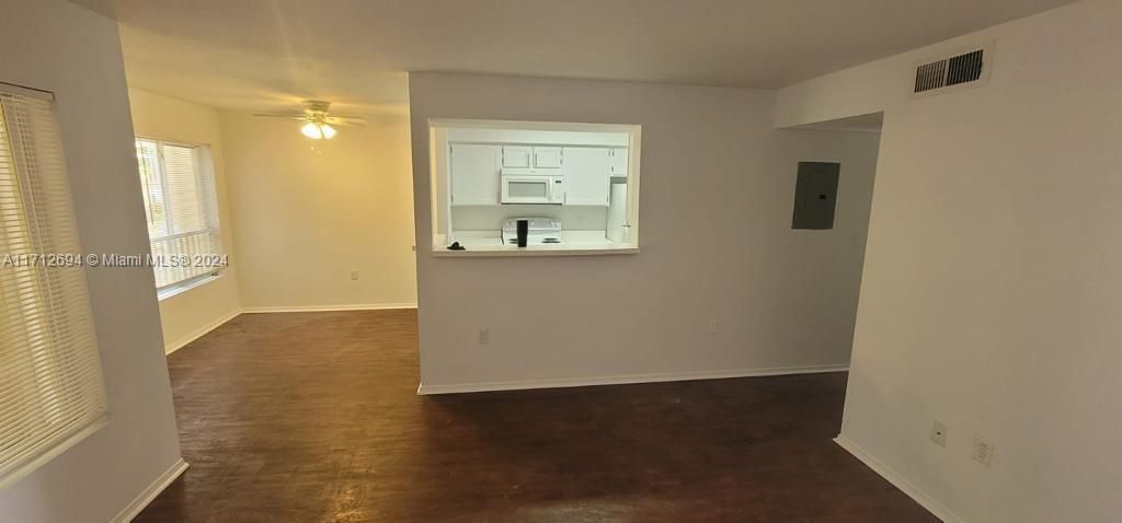 For Rent: $1,700 (1 beds, 1 baths, 834 Square Feet)