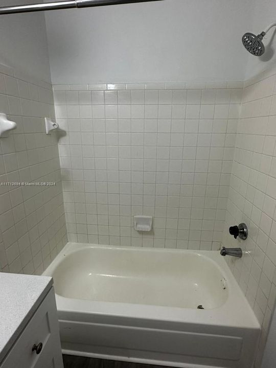 For Rent: $1,700 (1 beds, 1 baths, 834 Square Feet)