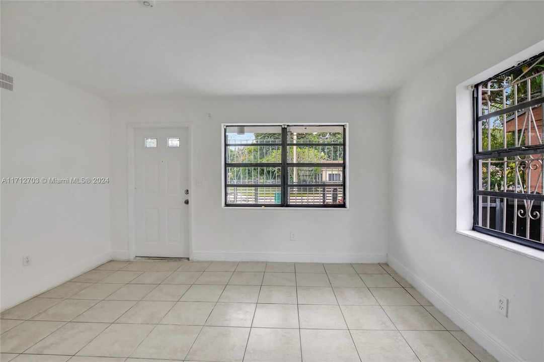 For Rent: $2,800 (2 beds, 1 baths, 750 Square Feet)